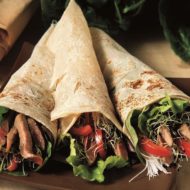 Balsamisches rindfleisch in tortillarollen 